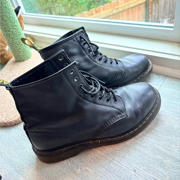 Dr Martens 8 eyelet black leather boots. Us mens 11 - Picture 5 of 8